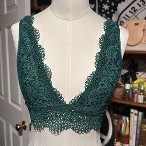 Victoria Secret lace green bralette size small lined cups sexy v neckline